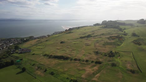 toma aérea del campo de golf kinghorn en fife vista panorámica de todo el campo y el estuario de la cuarta