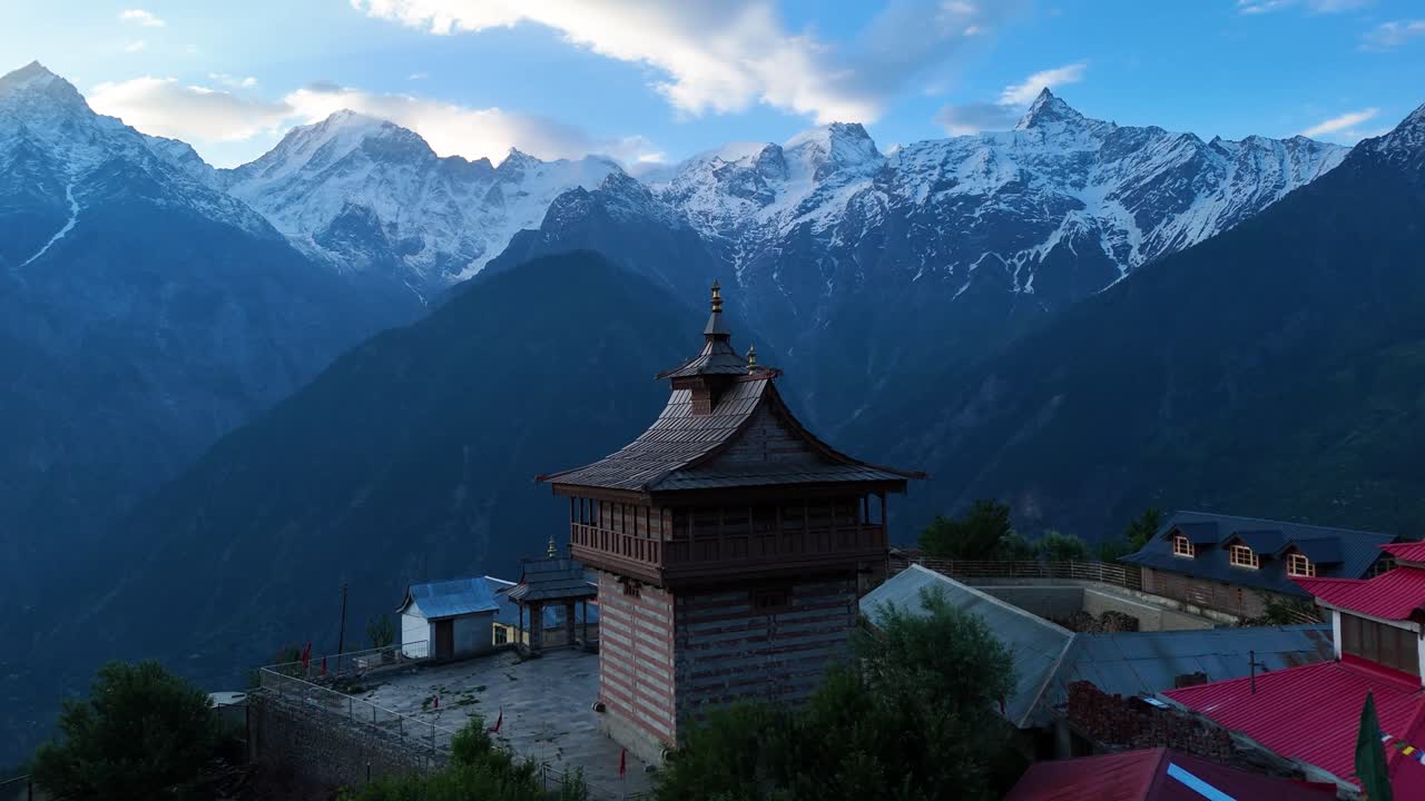 una toma aérea de un dron con la belleza escarpada de kalpa y la imponente cordillera de kinner kailash.