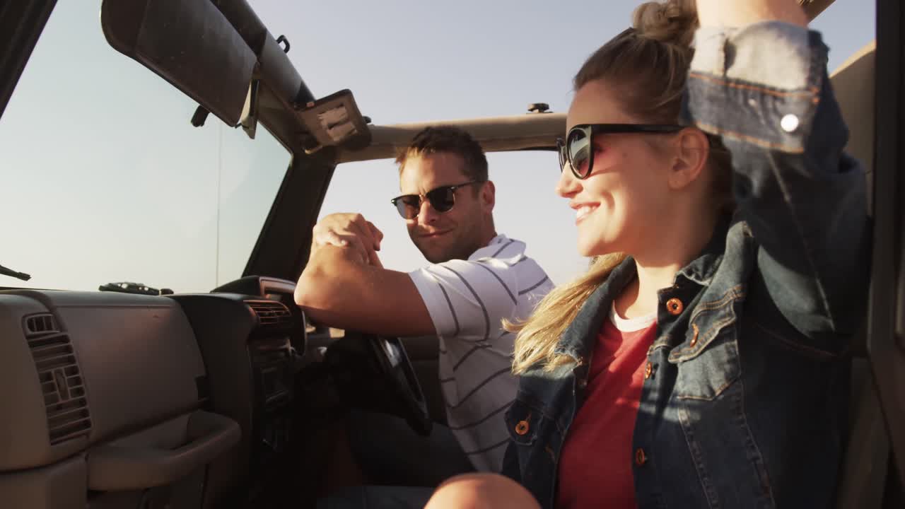 pareja enamorada disfrutando del tiempo libre en un viaje por carretera juntos