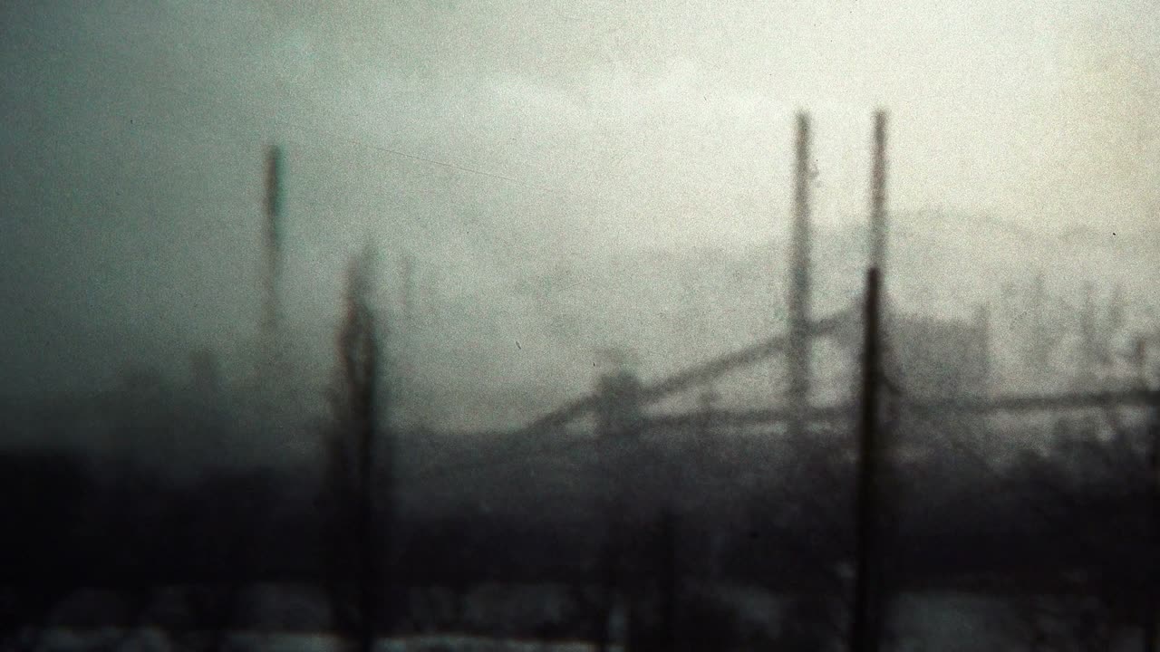 (8mm vintage) 1956 fábrica de la chimenea de la industria de la contaminación de virginia occidental, estados unidos.