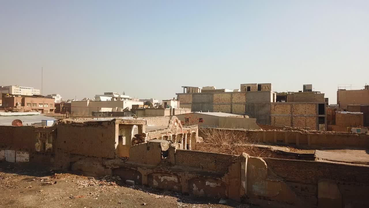 Vista della città con una vecchia casa e vita urbana, rovine di un edificio con architettura storica antica e design tradizionale del Medio Oriente, in un pomeriggio estivo a Teheran, capitale dell'Iran