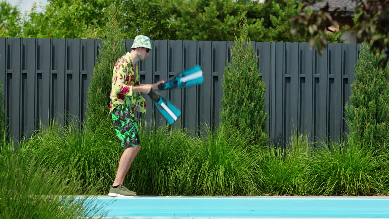 수영장 에서 날개로 놀고 있는 남자