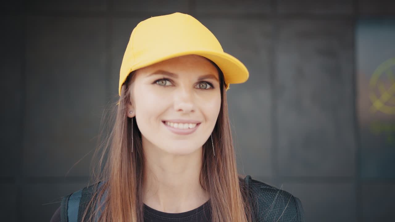 mujer con una gorra de béisbol amarilla