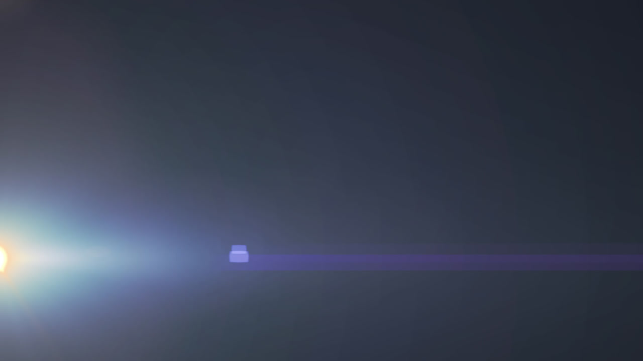 렌즈 플레어와 어두운 배경 위로 움직이는 광선으로 스포트라이트의 애니메이션