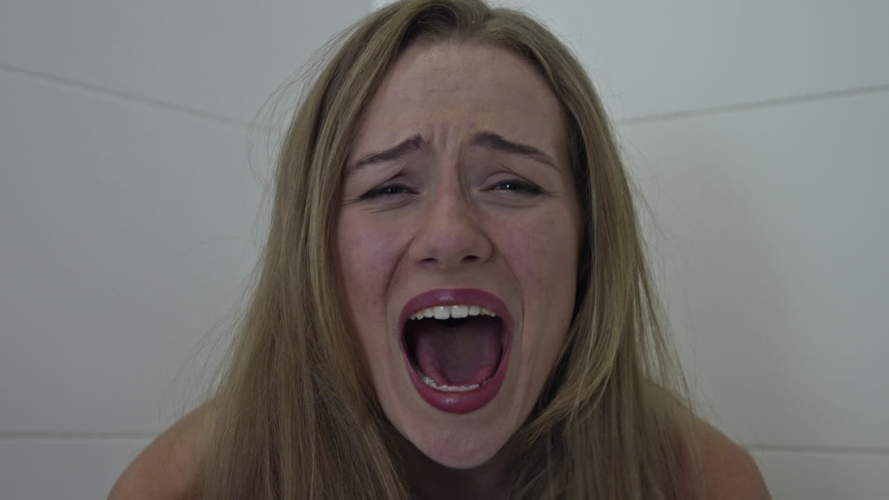 mujer loca grita desesperadamente a la cámara
