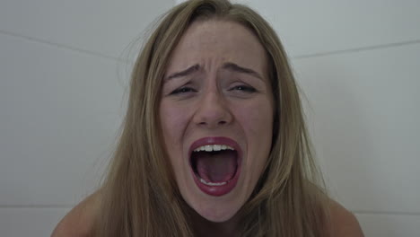 mujer loca grita desesperadamente a la cámara