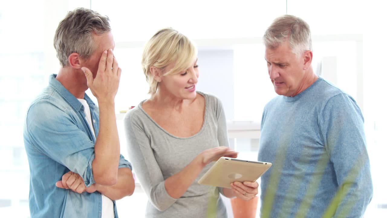 colegas ocasionales sonrientes que usan una tableta digital
