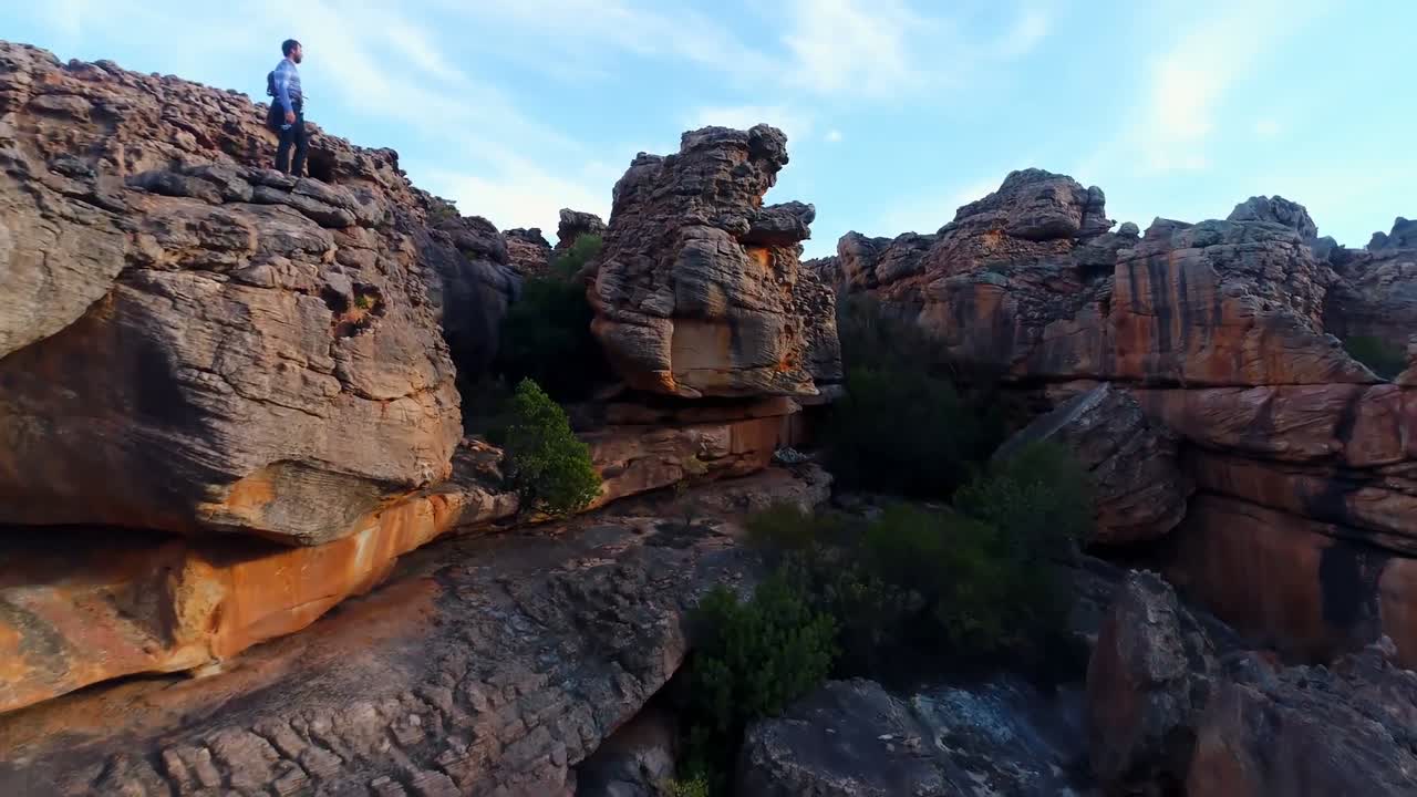 바위 산 4k 위 에 서 있는 남성 암벽 등반자