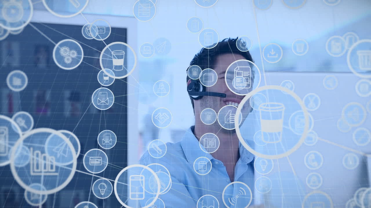 animación de un hombre biracial hablando y sonriendo a través de una red de conexiones con iconos