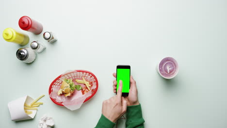 vista superior hombre usando pantalla táctil conectando auriculares a teléfono móvil en un restaurante de comida rápida americano manos desde arriba - dragón épico rojo