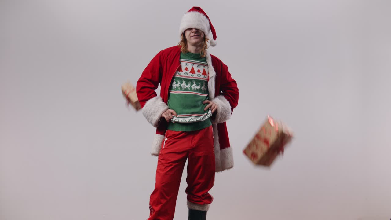 끔찍한 산타 제이크는 선물 공격을 받으면서 용감하게 자신의 입장을 고수합니다.