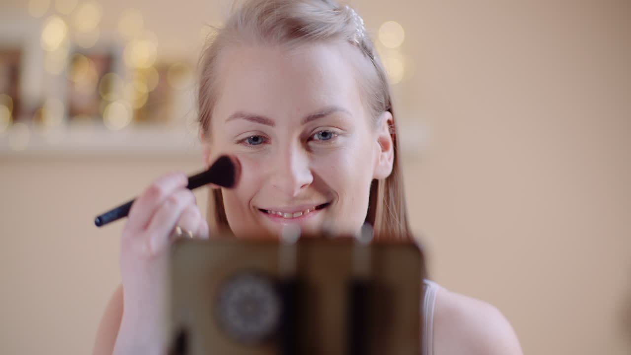 maquilladora femenina que imparte un curso de maquillaje en línea que se transmite en las redes sociales 4