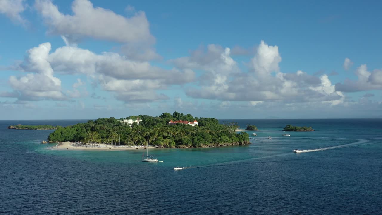 barcos en aguas turquesas de la isla de cayo levantado en república dominicana