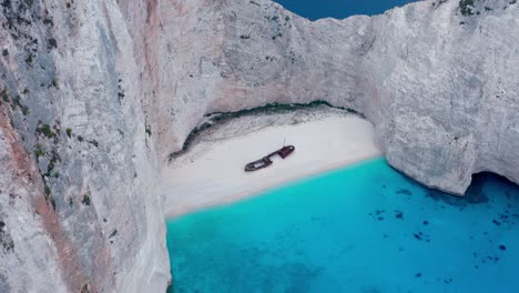 naufragio tirado en una playa aislada