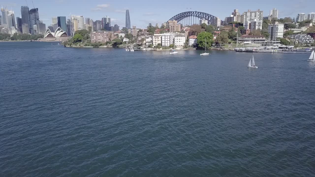 오페라 하우스와 하버 브리지가 있는 시드니 항구가 내려다보이는 드론 샷