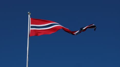 Bandera-Del-Banderín-De-Noruega-Ondeando-En-El-Viento-Contra-El-Cielo-Azul-Profundo.