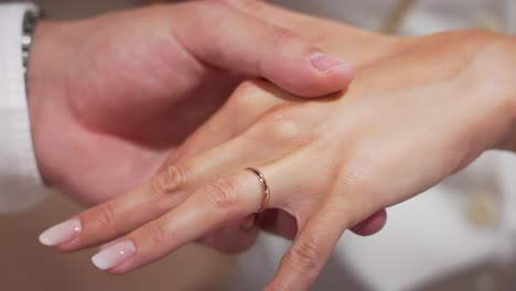 Hombre-Mujer-Atractiva-Pareja-Objetivos-Detalle-Shot-De-Manos-Y-Anillos-De-Boda