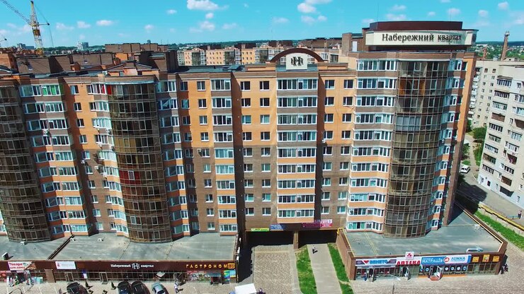 Edifici residenziali in città. Vista aerea di condomini multipiano in una nuova area residenziale.