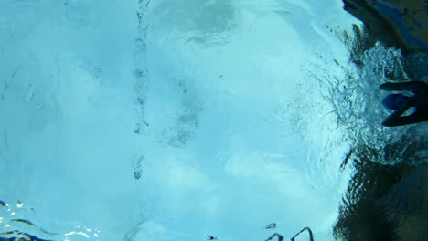 Una-Mujer-Nadando-Y-Dando-La-Vuelta-En-Un-Carril-De-Natación-En-Una-Piscina