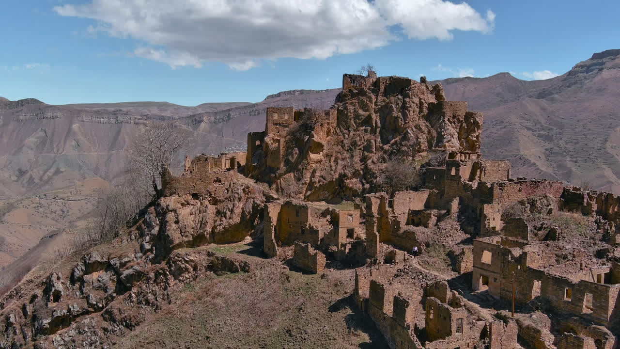 vista sobre las ruinas de un antiguo pueblo en la cima de una montaña