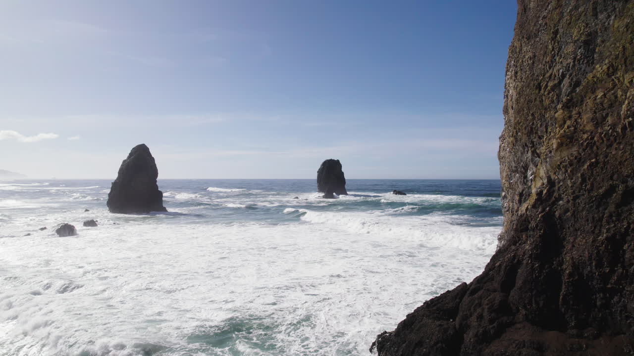 vuelo entre las rocas de la formación rocosa del pajar en la playa del cañón