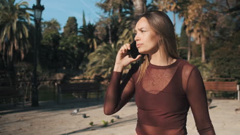 una mujer hermosa y enojada rompiendo con un novio por teléfono.