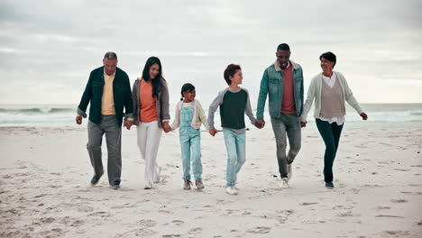 Große-Familie,-Spielend-Oder-Glücklich-Am-Strand