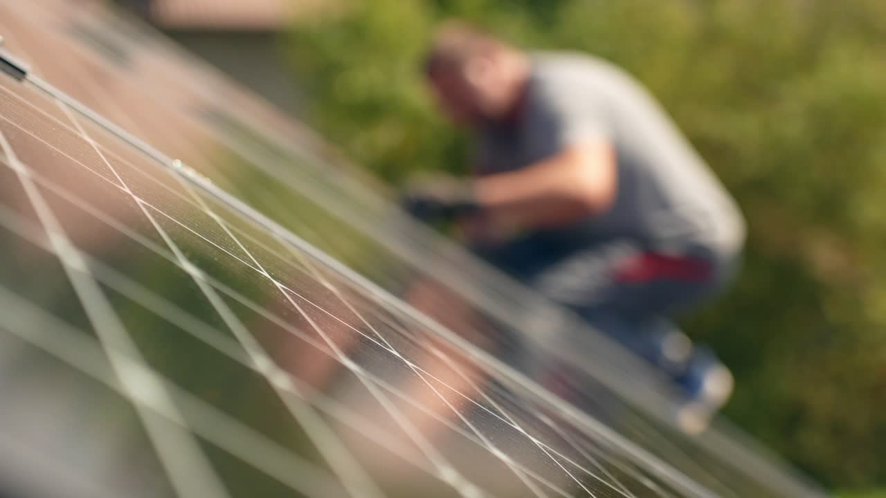 옥상, 정적, 낮에 새로운 에코 태양 전지판을 설치하는 pv 전문가