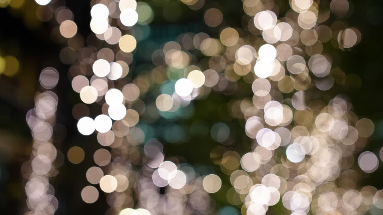 es una iluminación navideña en tokio tomada mientras caminas.