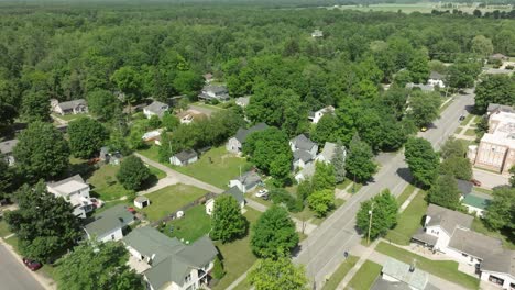 Barrio-De-Howard-City,-Michigan,-Con-Vídeo-De-Drones-Moviéndose