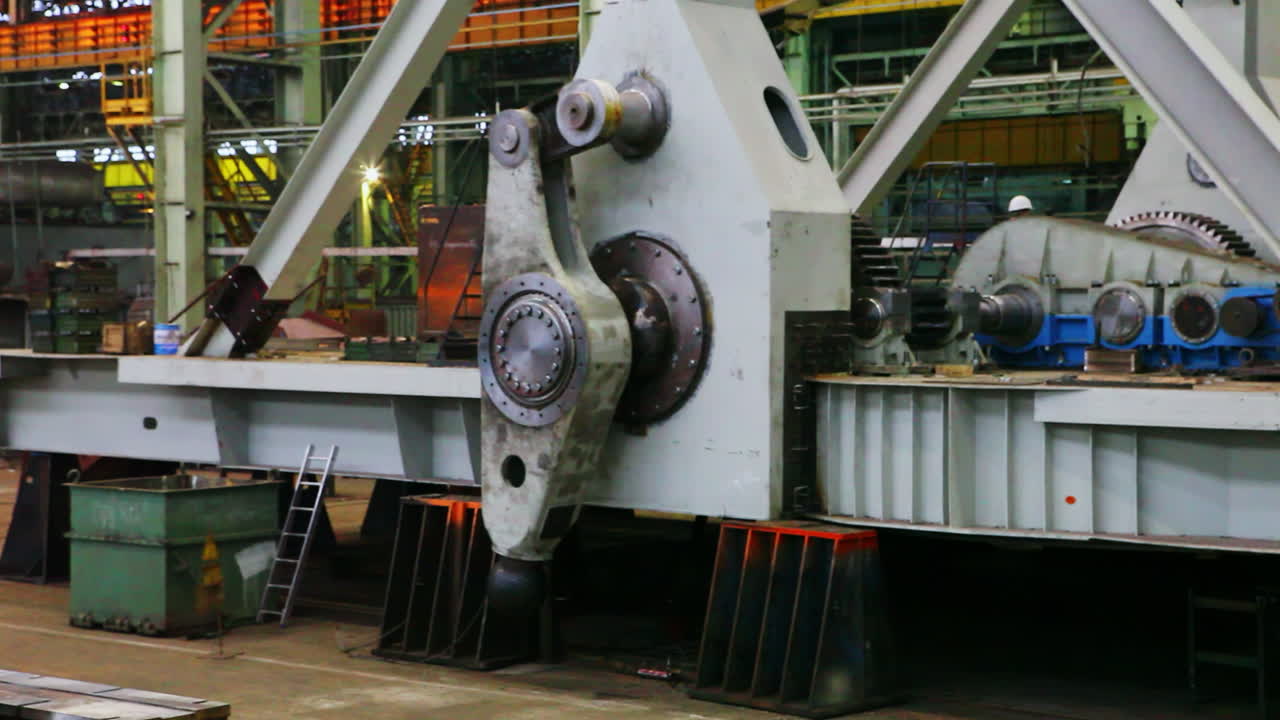 reparación de maquinaria pesada en una fábrica