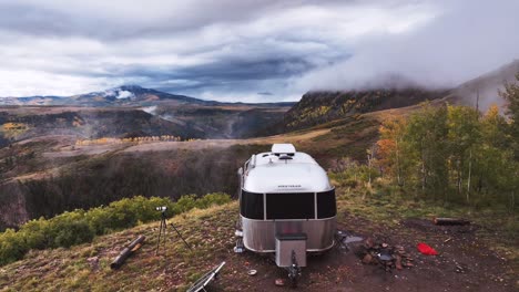 Lugar-De-Campamento-Para-Una-Corriente-De-Aire-Con-Niebla-Y-Paisajes-épicos