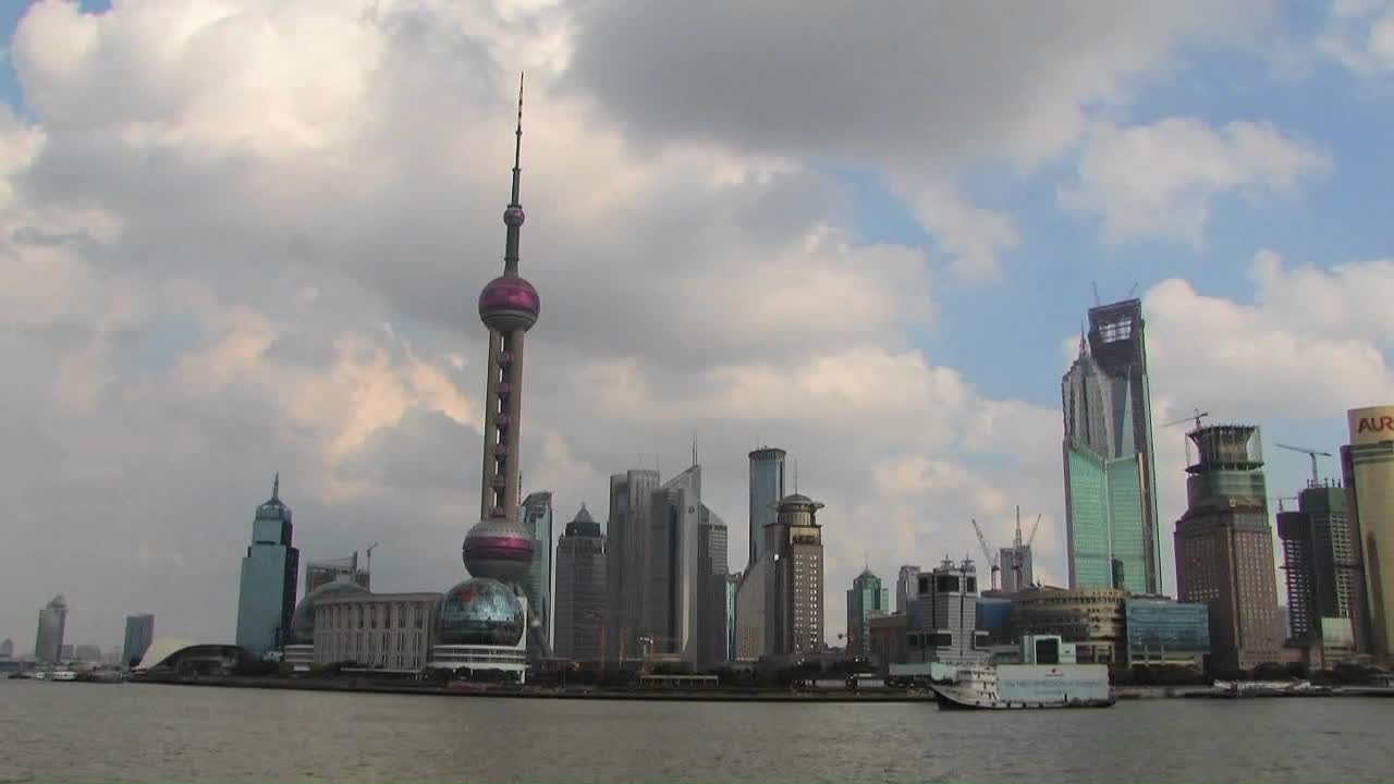 Lapso de tiempo de barcos en el río Yangtsé pasando por el distrito de Pudong en Shanghái