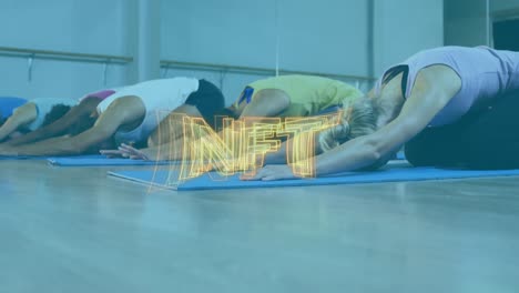 Animation-Eines-NFT-Textbanners-über-Einer-Gruppe-Unterschiedlich-Fitter-Menschen,-Die-Im-Fitnessstudio-Dehnübungen-Durchführen