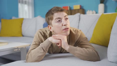 부정적인 감정을 가진 젊은이입니다.