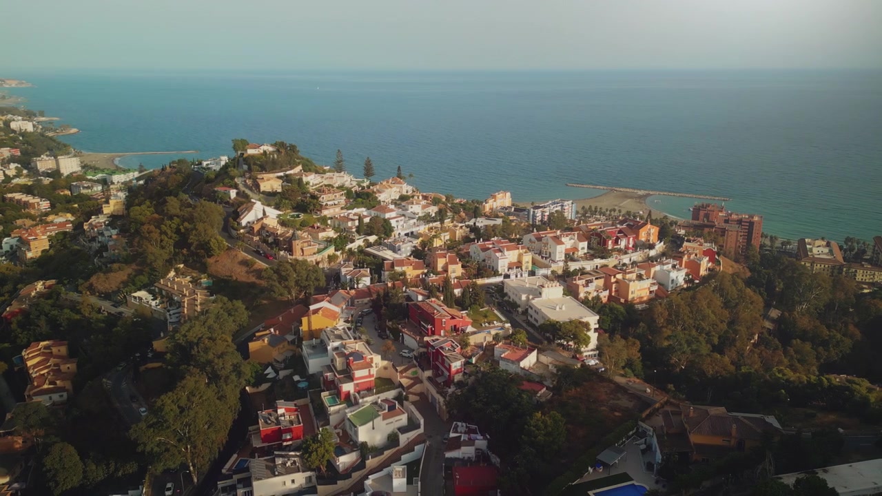Vue par drone d'une ville côtière pittoresque à flanc de colline au bord de la mer Méditerranée