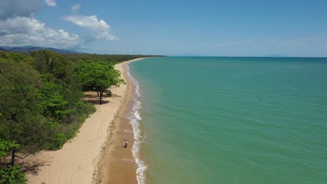 Vuelo-De-Drones-De-La-Costa-Tropical-Del-Norte-De-Queensland-Cerca-De-Toomulla,-Norte-De-Queensland,-Australia