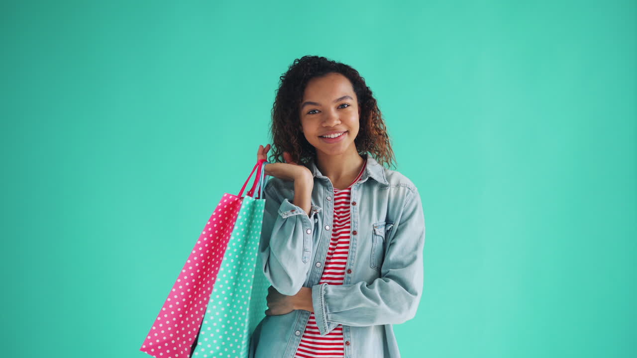 행복한 여성 쇼핑