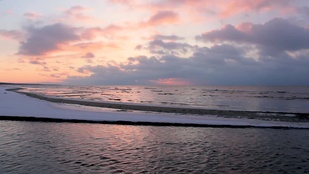 라트비아 사울크라스티 화이트 듄의 리가 만 해안의 화려한 겨울 일몰