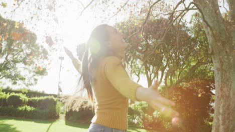 Video-Von-Glücklichen-Kaukasischen,-Warm-Gekleideten-Frauen,-Die-Im-Garten-Verbringen