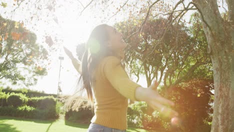 video de mujeres caucásicas felices vestidas cálidamente gastando en el jardín