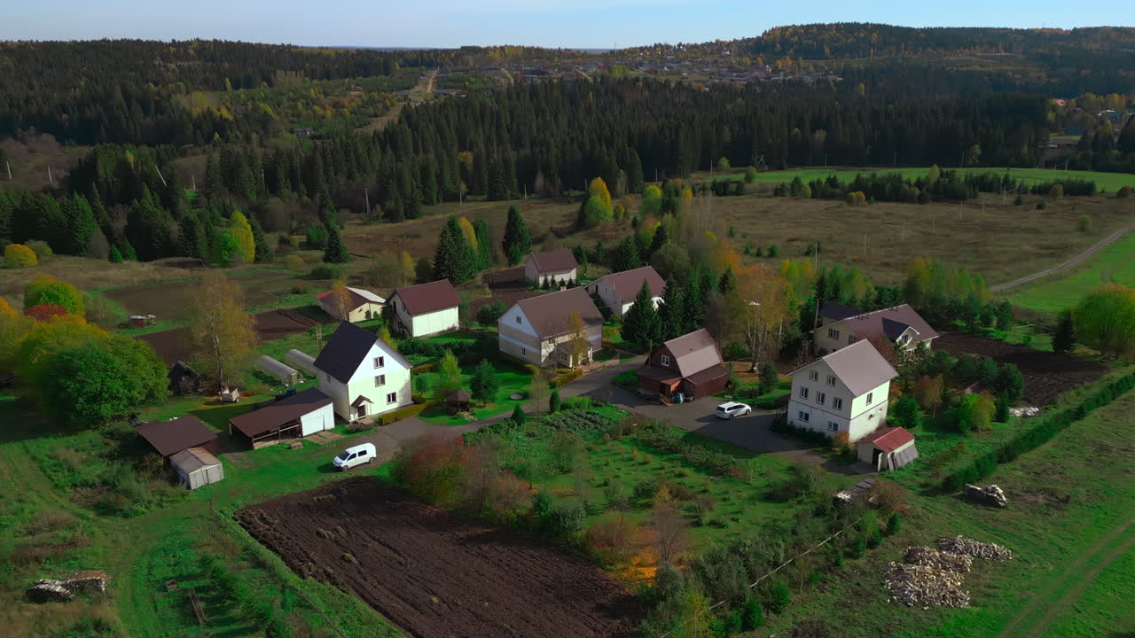 Luftfoto bred sø og øer, stille vandrefleksioner, skovklædt kystlinje og fjern horisont, afsides. Klip