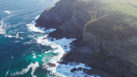 Epische-Grüne-Felsen-Aus-Der-Luft,-Klippe-Playa-De-Tagle,-Spanien,-Panorama