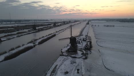 Traditionelle-Holländische-Windmühle-Am-Frühen-Morgen-In-Der-Winterlandschaft-Im-Morgengrauen,-Antenne