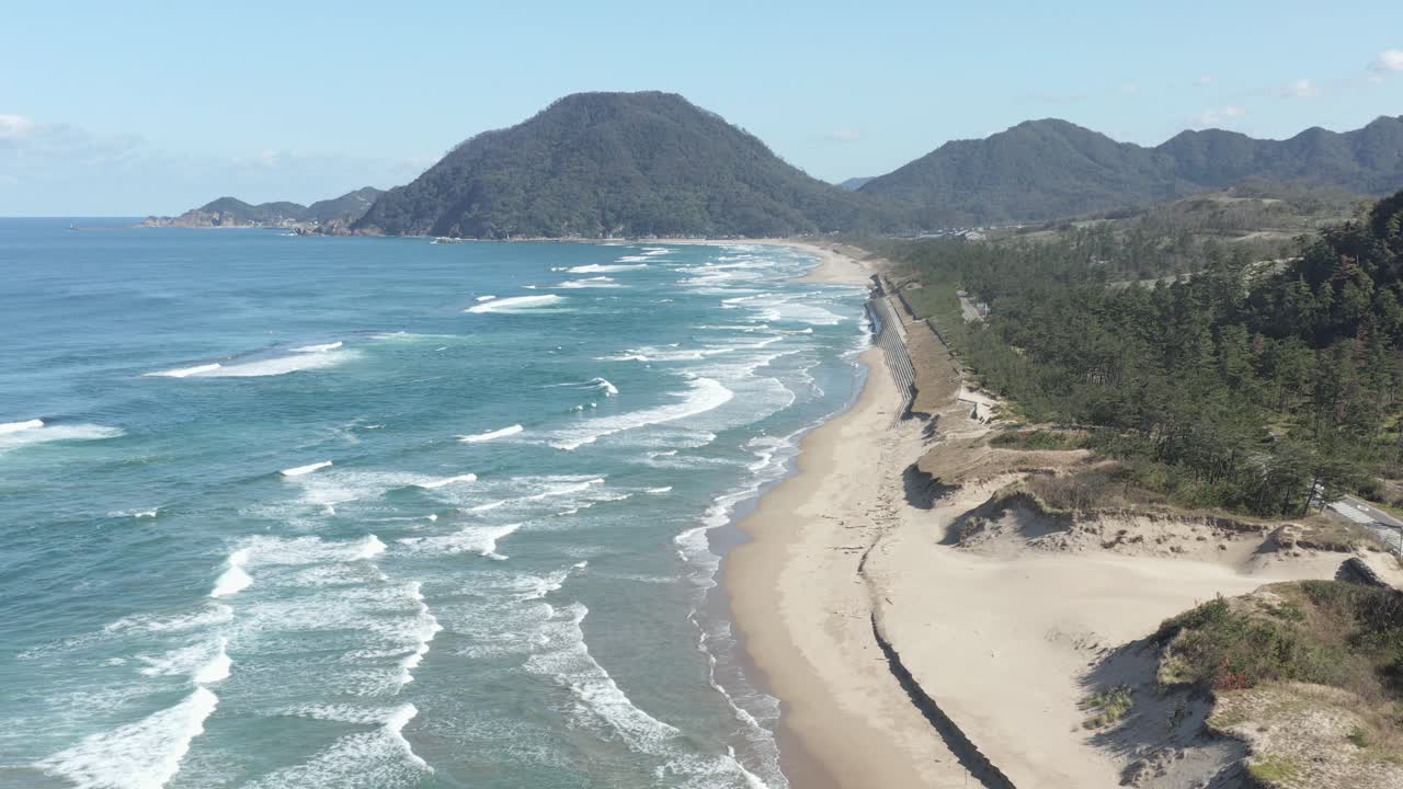 la inclinación aérea revela la costa del norte de japón en un día cálido y soleado