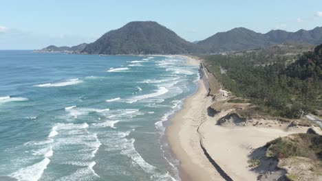 la inclinación aérea revela la costa del norte de japón en un día cálido y soleado