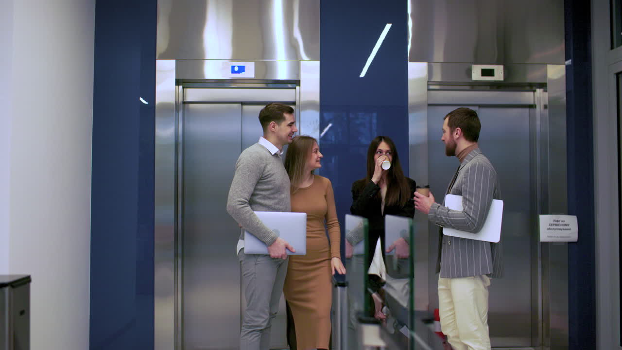 사무실에서 이야기하는 동료들