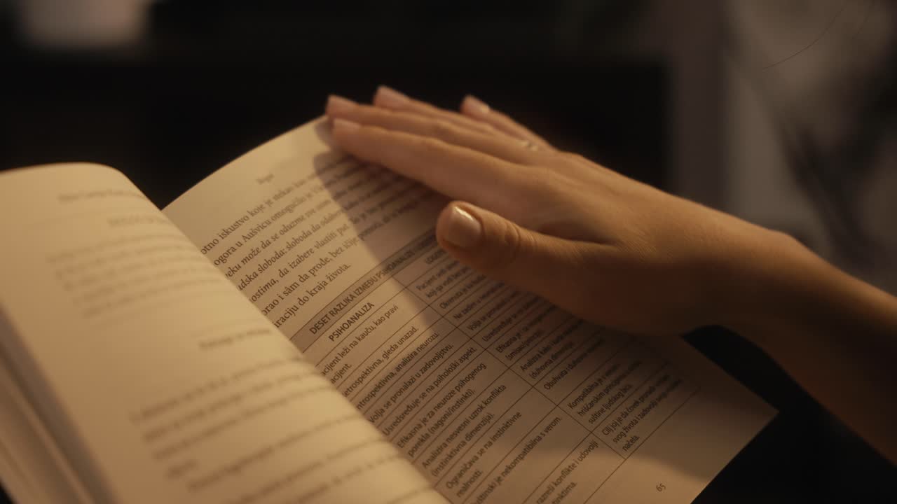 chica leyendo un libro de cerca