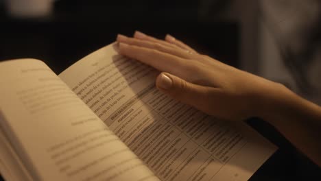 Niña-Leyendo-Un-Libro-De-Cerca