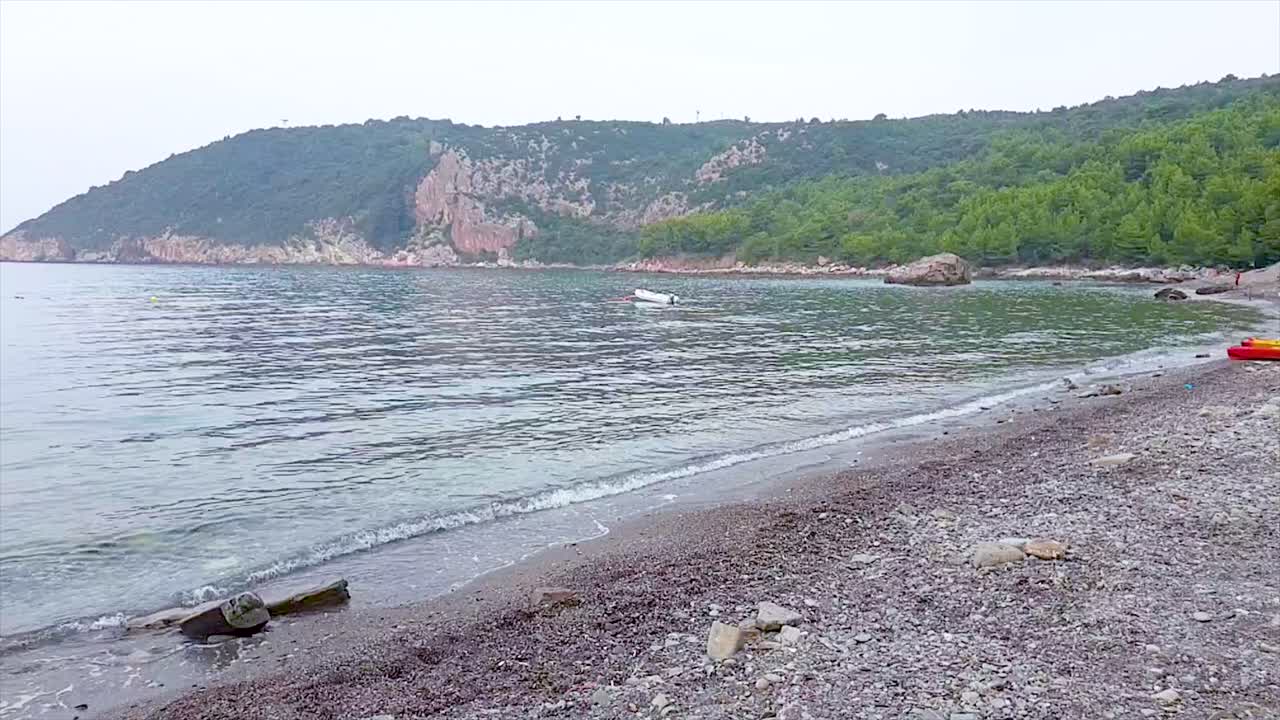 Замедленная съемка морского пляжа с лодками на воде